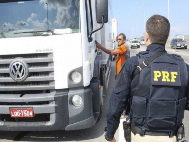 PRF libera 33 pontos bloqueados por caminhoneiros bolsonaristas