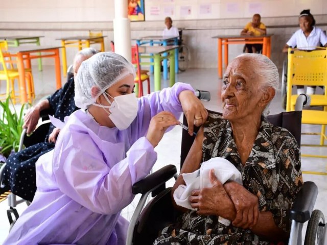 Moradores de lar de idosos recebem terceira dose da vacina contra a Covid-19 em Salgueiro