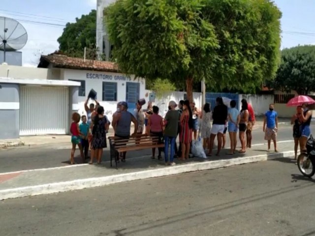 Sem gua h mais de 20 dias, moradores de Granito fazem protesto em frente ao escritrio da Compesa