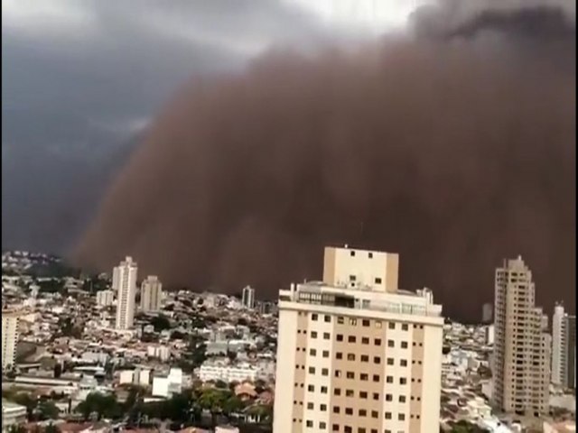 Nuvem vermelha de poeira assusta moradores no interior de So Paulo
