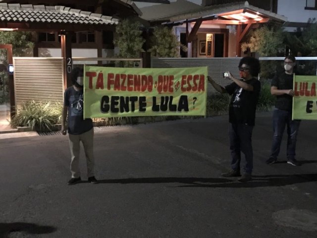 Manifestantes criticam Lula por jantar com emedebistas: ?Respeite a Dilma?