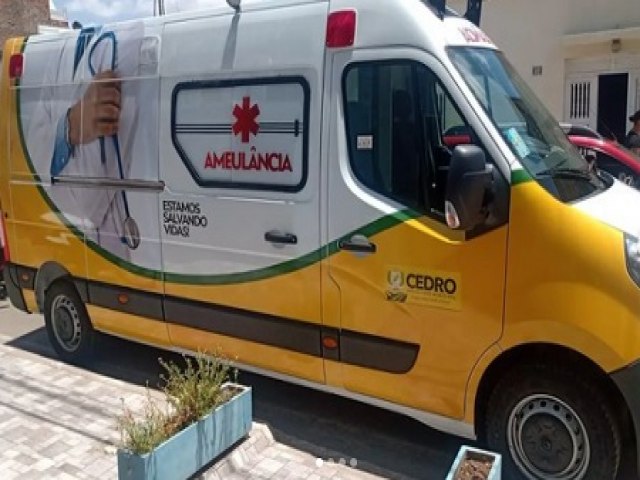 Cedro recebe ambulncia do tipo UTI Mvel comprada com ajuda de emenda parlamentar