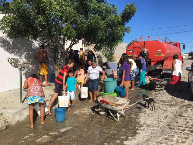 Seca no Nordeste gera fila de baldes em caminho-pipa e deixa audes quase vazios