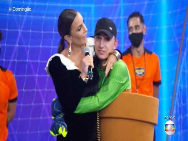 Joo Gomes se emociona ao ver e cantar com Ivete Sangalo pela primeira vez