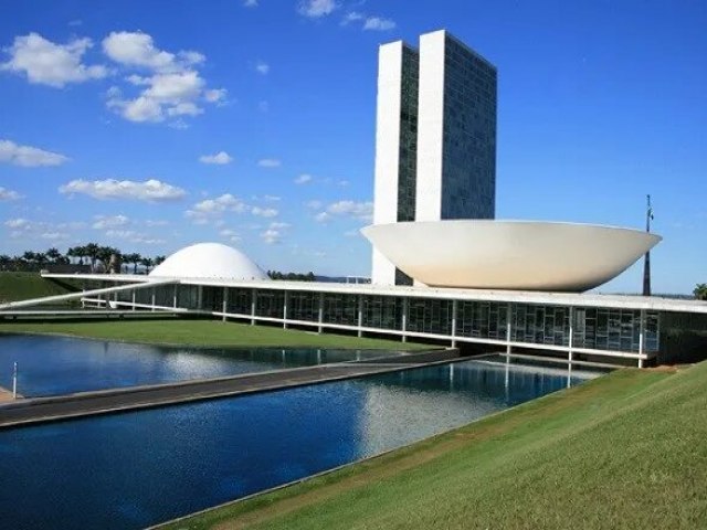 Sem limite de gastos, Congresso reembolsa despesas de parlamentares com ostras e camaro trufado