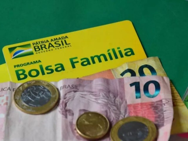 Governo avalia pagar R$400 at o fim de 2022 em Bolsa Famlia e auxlio emergencial