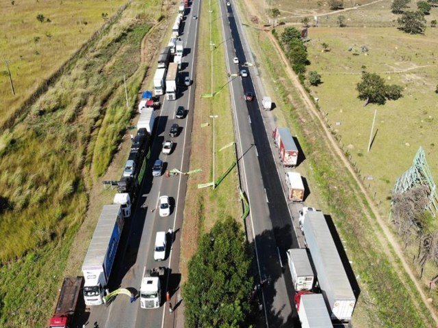 Auxlio-diesel no agrada, e caminhoneiros mantm greve para 1 de novembro