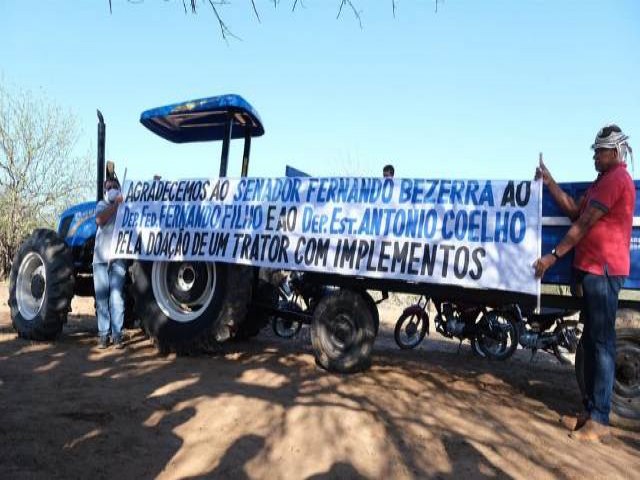 Parnamirim: Grupo poltico de Nivaldo Mendes entrega trator agrcola com implementos