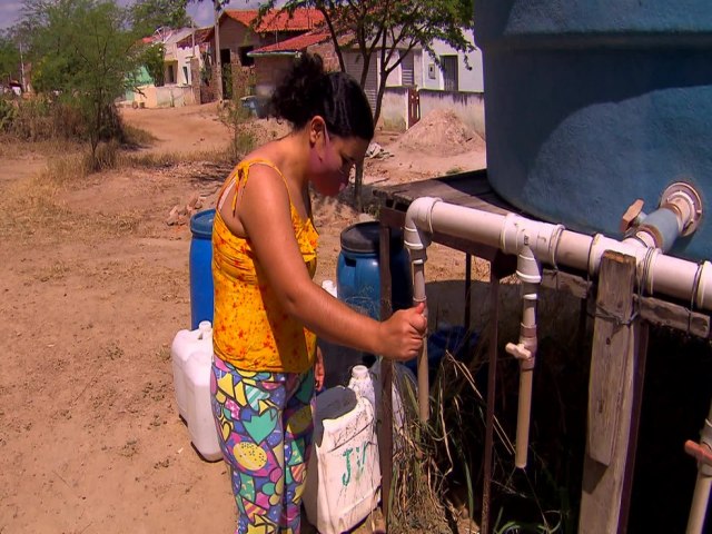 Adutora do Agreste leva gua para apenas sete das 68 cidades prometidas em Pernambuco