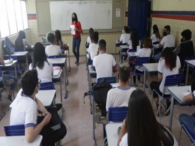 Governo de Pernambuco libera escolas para funcionarem sem distanciamento mnimo de estudantes nas salas de aula