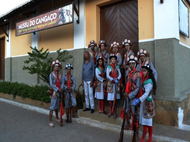 Assiso e Grupo de Xaxado Cabras de Lampio percorrem Pernambuco com aula-espetculo