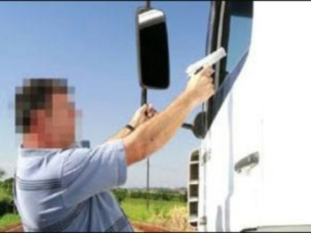 Bandidos assaltam e amarram caminhoneiro no Serto de Pernambuco