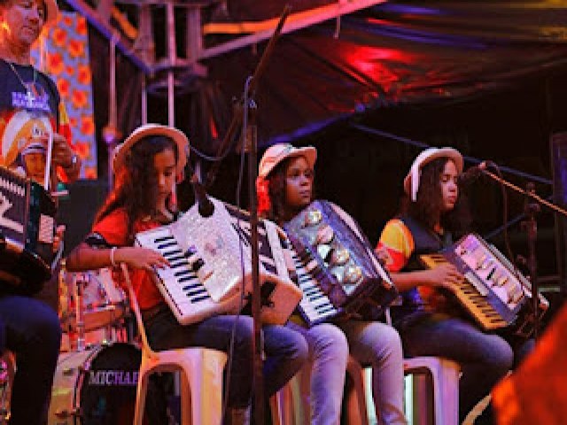 Cultura Gonzagueana: Projeto Asa Branca que atende crianas e adolescentes ganha 19 novas sanfonas
