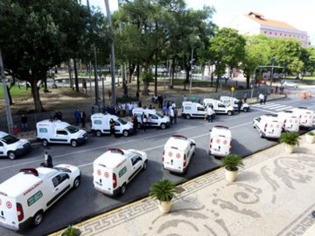 Governo de PE entrega 28 ambulncias a prefeitos