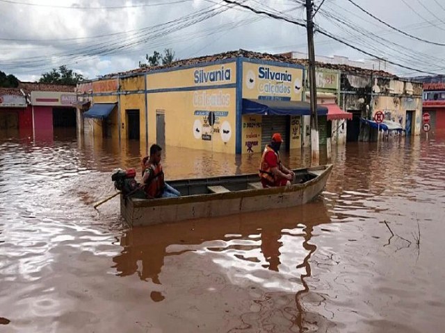Aps estragos na Bahia, chuvas devastam cidades no Maranho