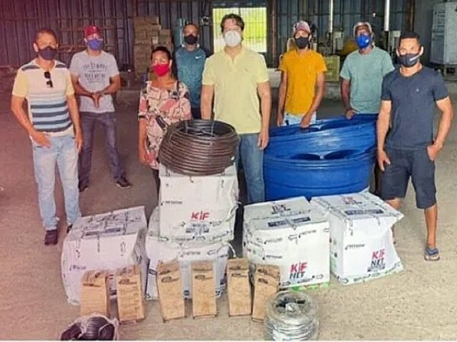 Mais de 200 famlias: Petrolina, Carnaba e Terra Nova so beneficiadas com kits de irrigao em Pernambuco