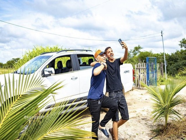 Cantor João Gomes presenteia amigo e sanfoneiro com uma Chevrolet S10