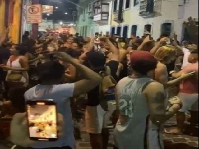 Multidão desrespeita normas sanitárias, promove Carnaval nas ruas de Olinda e festa só encerra com a chegada da Polícia Militar