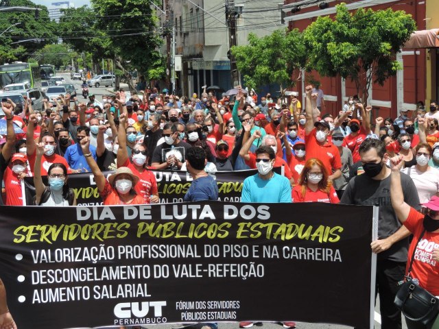 Trabalhadores da educação de Pernambuco paralisam as atividades e realizam passeata até o Palácio do Campo das Princesas