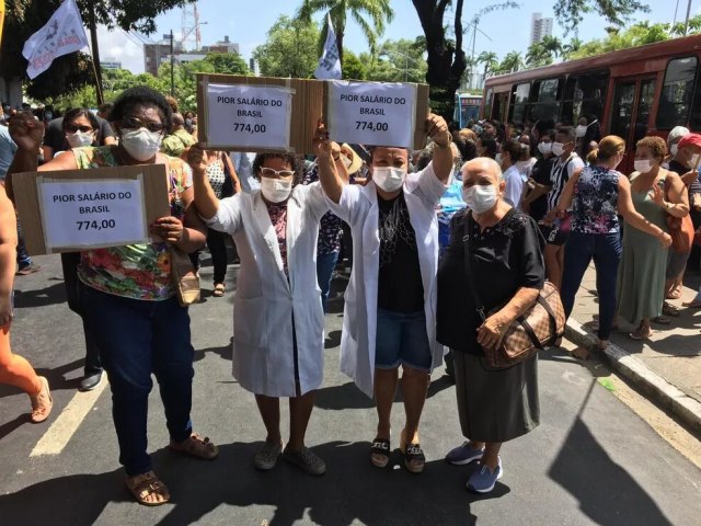Enfermeiros e técnicos de enfermagem contratados pelo governo de Pernambuco fazem protesto no Recife por piso salarial e férias