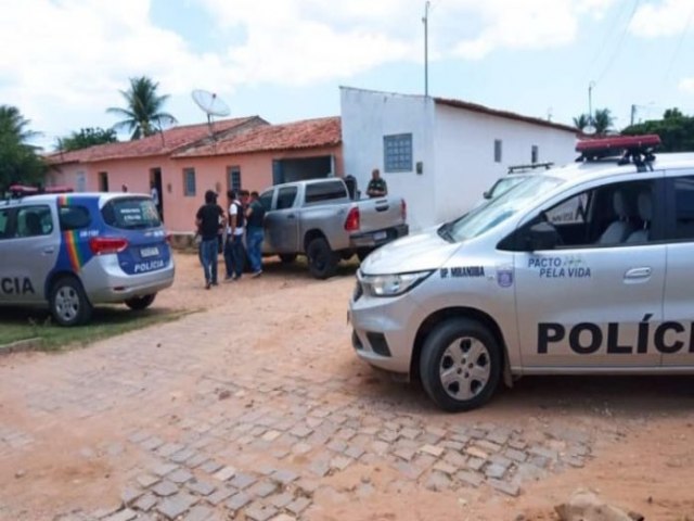 Homem sofre tentativa de homicdio em Mirandiba, Delegacia  atingida por diversos tiros de Fuzil