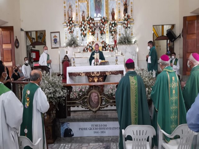 Menos de 24 horas de assumir oficialmente a Diocese do Crato-CE.  Bispo Dom Magnus celebra missa do Padre Cícero