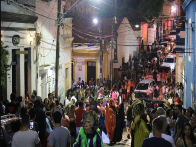 Populao descumpre decreto de Paulo Cmara e brinca carnaval em Olinda