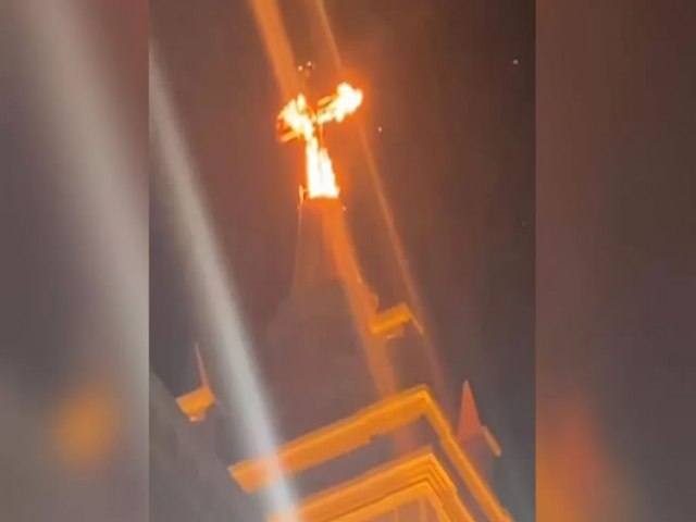 Cruz em torre de igreja pega fogo durante celebração da missa de cinzas em Missão Velha-CE