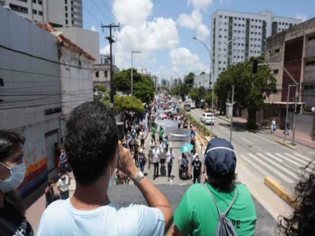 Enfermeiros fazem protesto por melhores salários em Pernambuco