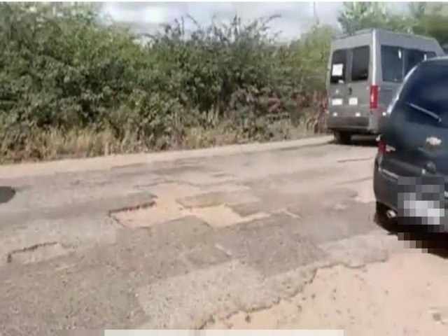 PE-647 no Sertão de Pernambuco pede socorro, são muitos buracos, prejuízos e risco de morte na Rodovia