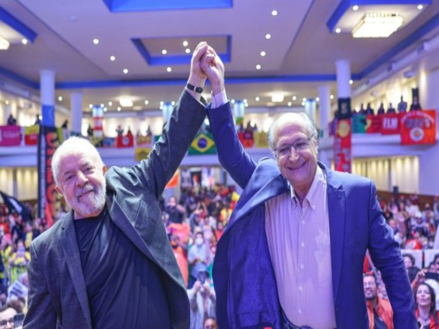 Apoiado por 87 movimentos populares, Lula diz que quem vai mudar o país é o povo