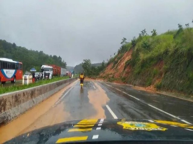 Pernambuco: PRF registra engarrafamentos por queda de barreira e pontos de alagamento na Região Metropolitana do Recife; confira locais