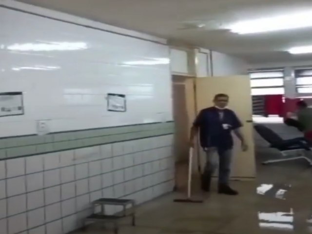 Infiltrações no teto do Hospital da Restauração, no Recife, deixam pacientes e profissionais encharcados