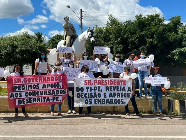 Concursados de Serrita realizam ato pedindo apoio aos representantes do municpio e em especial ao Governador Paulo Cmara