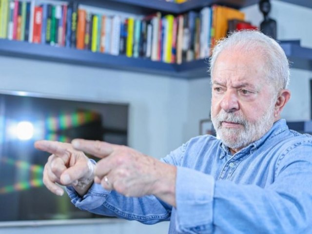 Responsabilidade por preço dos combustíveis é do governo, diz Lula