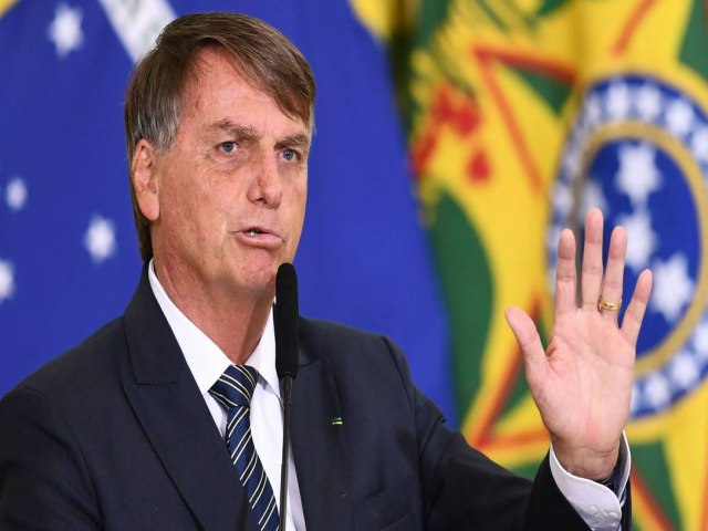 Bolsonaro edita decreto que obriga postos a exibir preço dos combustíveis antes e depois de teto para ICMS