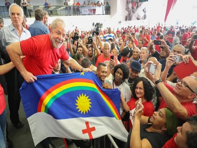 Lula critica inflação, orienta o povo gastar o Auxílio Brasil e diz que o 