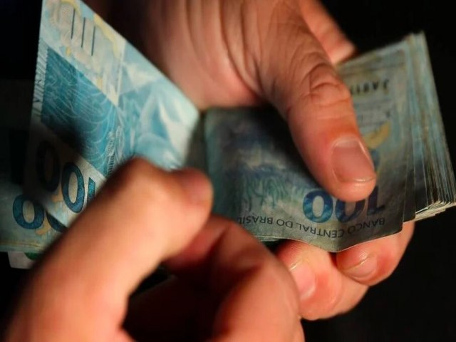 Governo reajusta salrio mnimo para R$ 1,3 mil em 2023