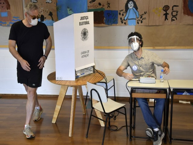 Eleitor que se recusar a entregar celular a mesrio no poder votar, diz TSE