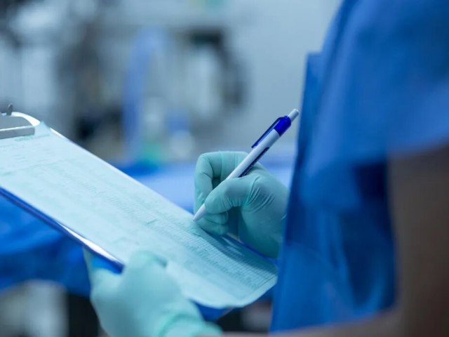 Hospitais descumprem lei e deixam 1,3 milho de profissionais de enfermagem sem novo piso salarial