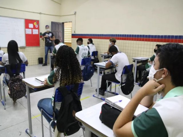 Uso de mscaras de proteo contra Covid deixa de ser obrigatrio para alunos e profissionais de parte do ensino fundamental em Pernambuco