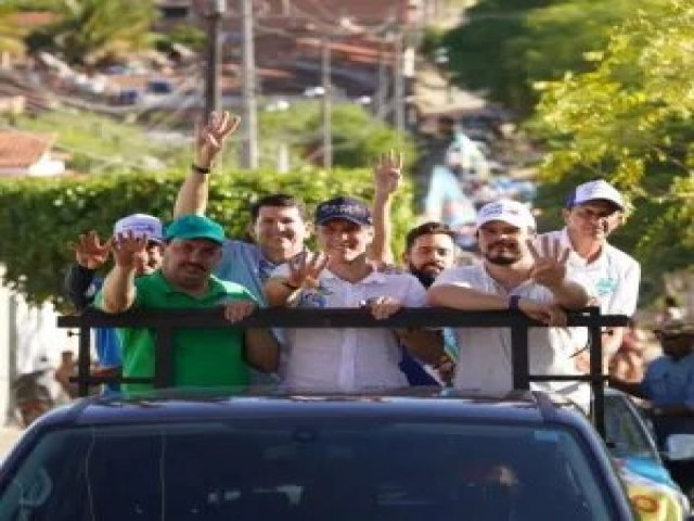 Ao lado de Miguel Coelho e Fernando Filho, Clber Chaparral participa de grande carreata pelas ruas de Exu