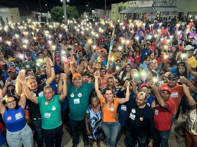 Em Moreilndia, prefeito Teto Texeira e os deputados Roberta Arraes e Fernando Monteiro arrastam multido