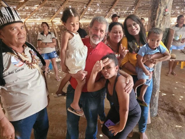 Gonzaga Patriota visita feira livre em Serrita, e recebe apoio de ndios de Oroc