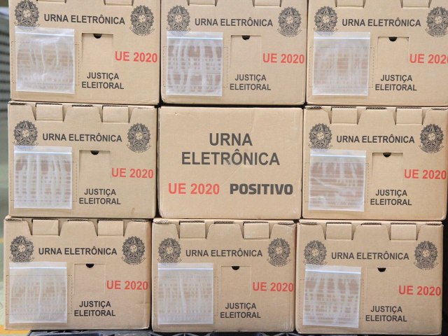 Urnas eletrnicas comeam a ser distribudas para os locais de votao em Pernambuco