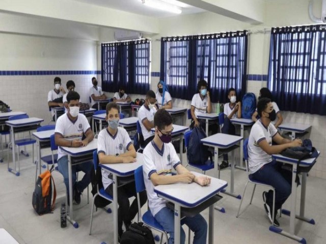 Professores de Pernambuco questionam valor do Bnus de Desempenho Educacional (BDE)