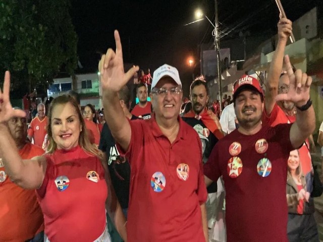 Prefeito Nininho lidera grande caminhada para Lula e Marlia em Parnamirim
