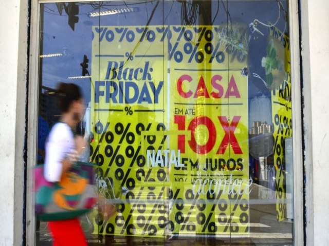 Brasileiros devem comprar menos na Black Friday, diz pesquisa