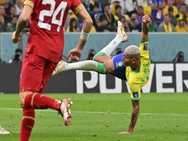 Com golao de Richarlison, Brasil vence Srvia por 2x0 