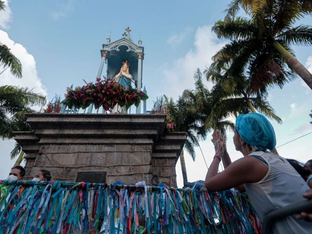 Milhares de fiis sobem o Morro da Conceio para homenagear a padroeira afetiva do Recife